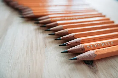 Crayons gravés, lot de trois