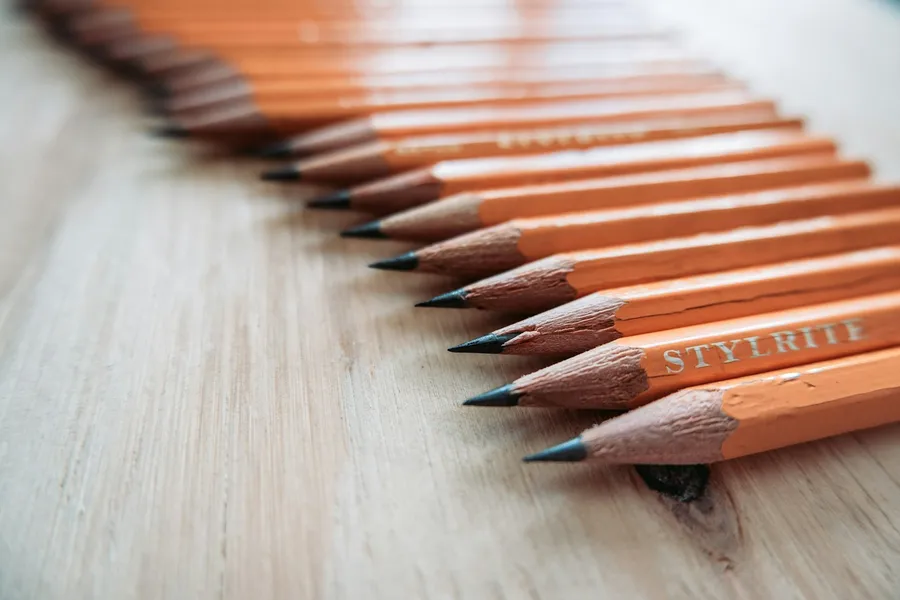 Crayons gravés, lot de trois