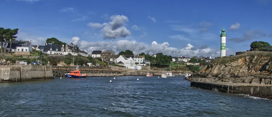 Un phare au large de la rade, sur son îlot rocheux